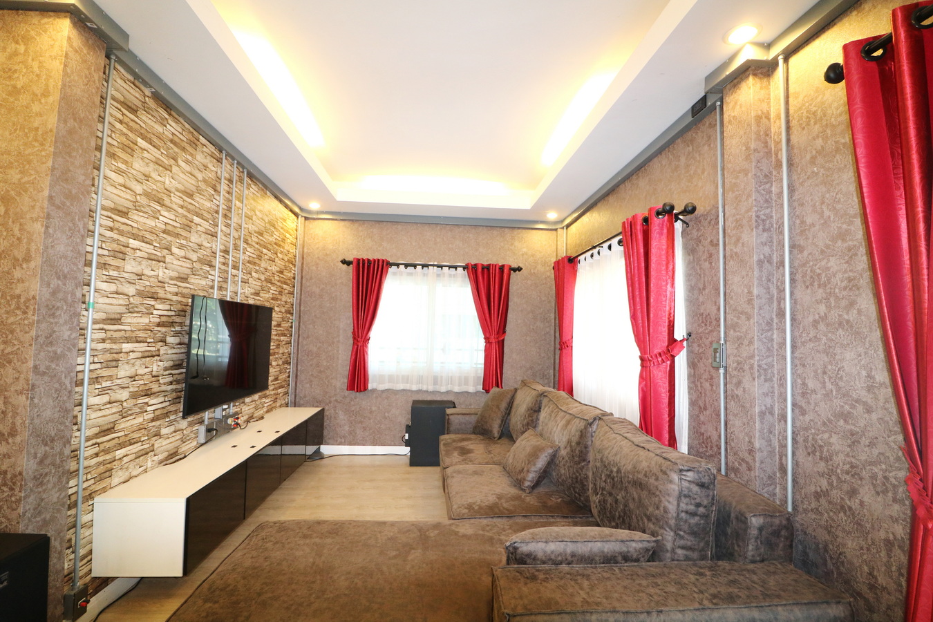 2 x separtae Villa type homes on 1 freehold block Thailand Real