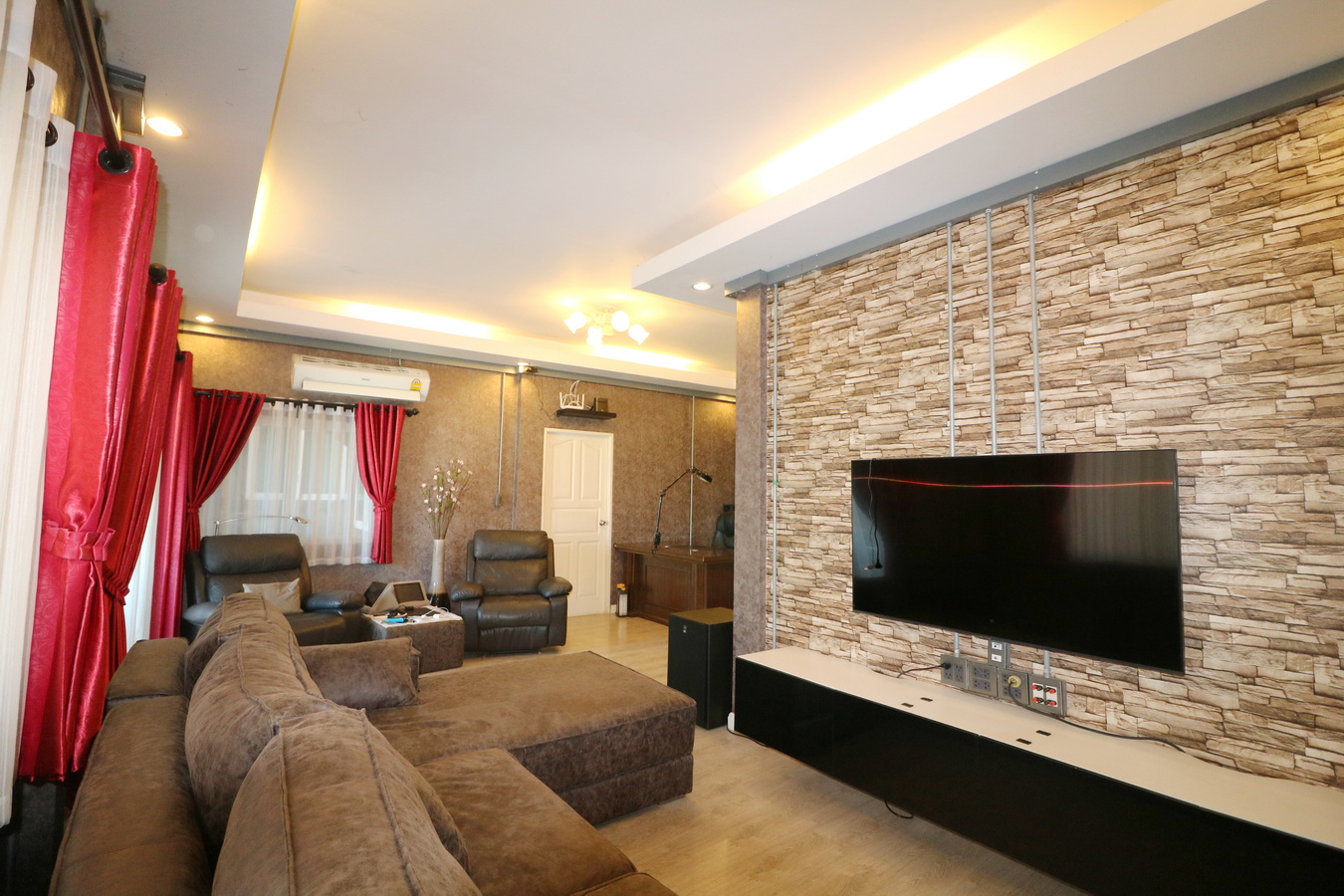 2 x separtae Villa type homes on 1 freehold block Thailand Real